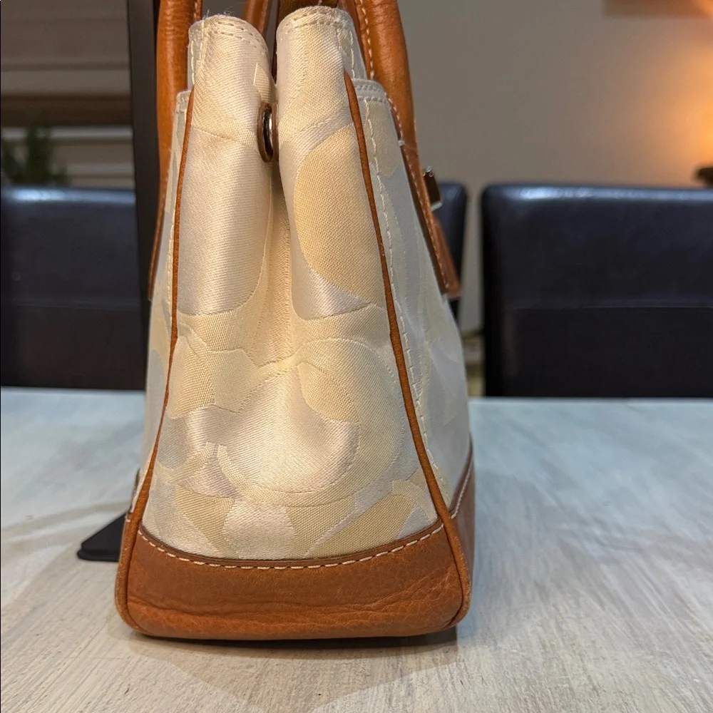 Coach elegant shoulder